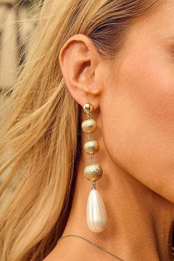 Minimalist and Elegant Teardrop-shaped Pearl Earrings