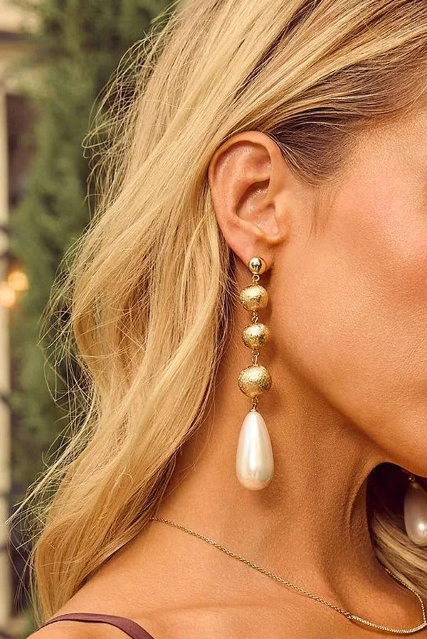 Minimalist and Elegant Teardrop-shaped Pearl Earrings