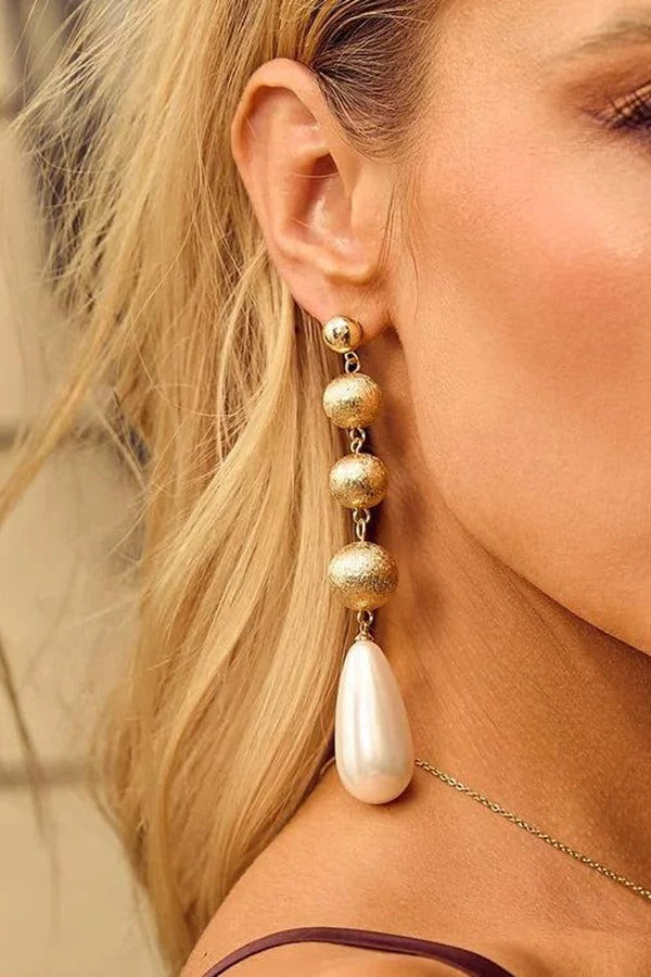 Minimalist and Elegant Teardrop-shaped Pearl Earrings